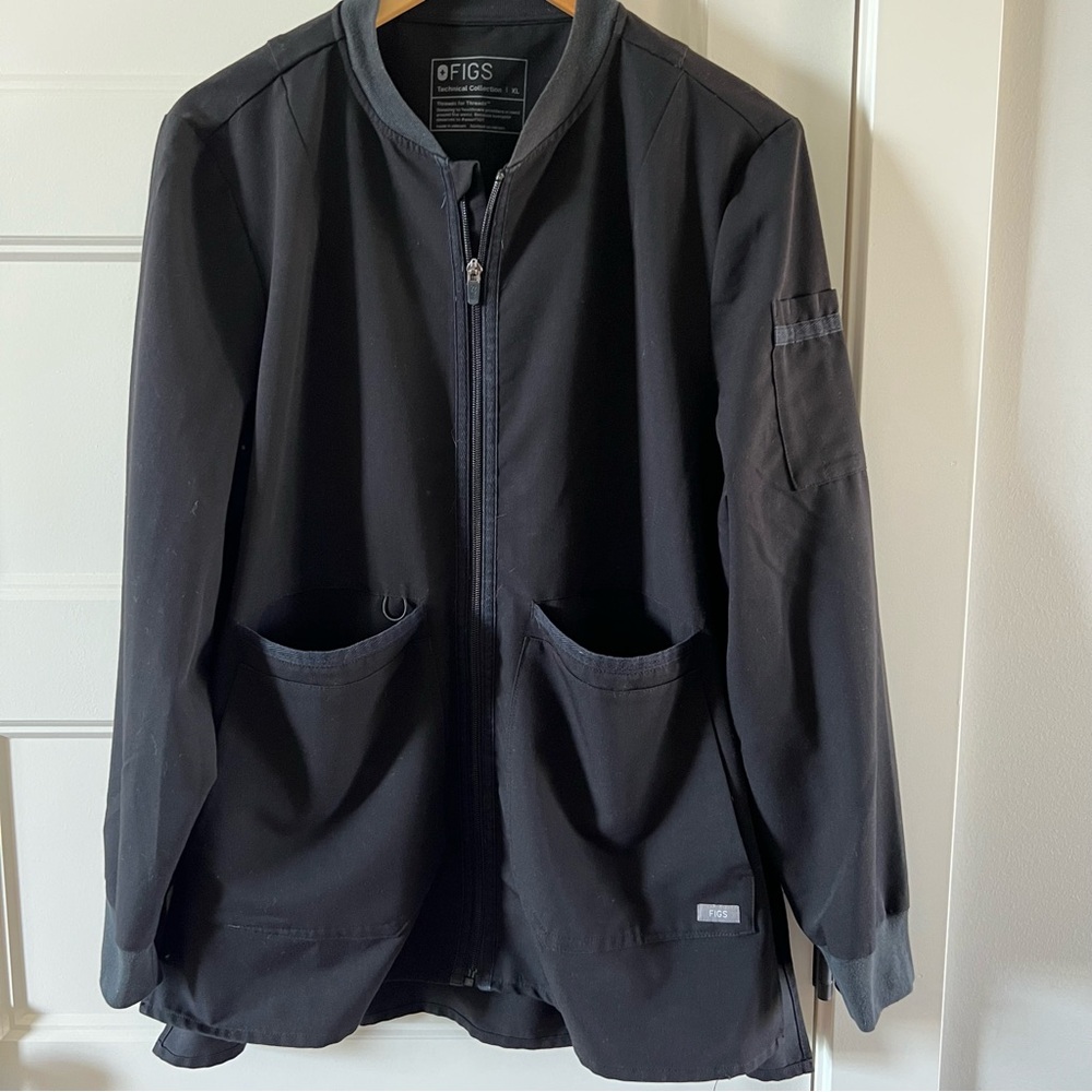 Figs Bellery Scrub Jacket in Black